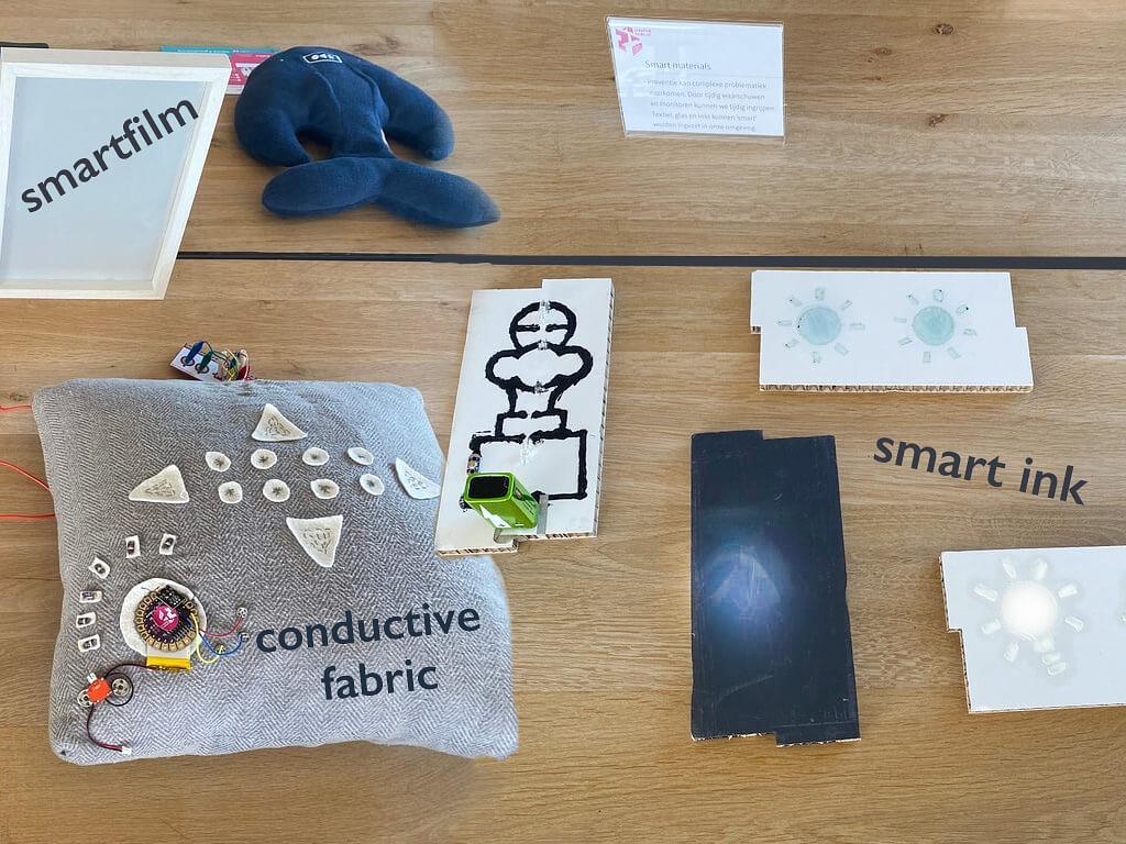 Prevention can prevent complex problems. By warning and monitoring in good time, we can intervene in time. Textiles, glass and ink can be used 'smartly' in our environment. Smart Materials