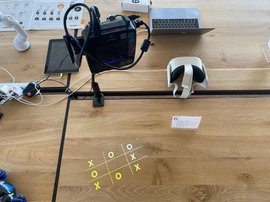 Play 'Tic-Tac-Toe' and experience how a computer can 'see'. This principle is also applied in self-driving cars and can recognize many different shapes. Computer Vision