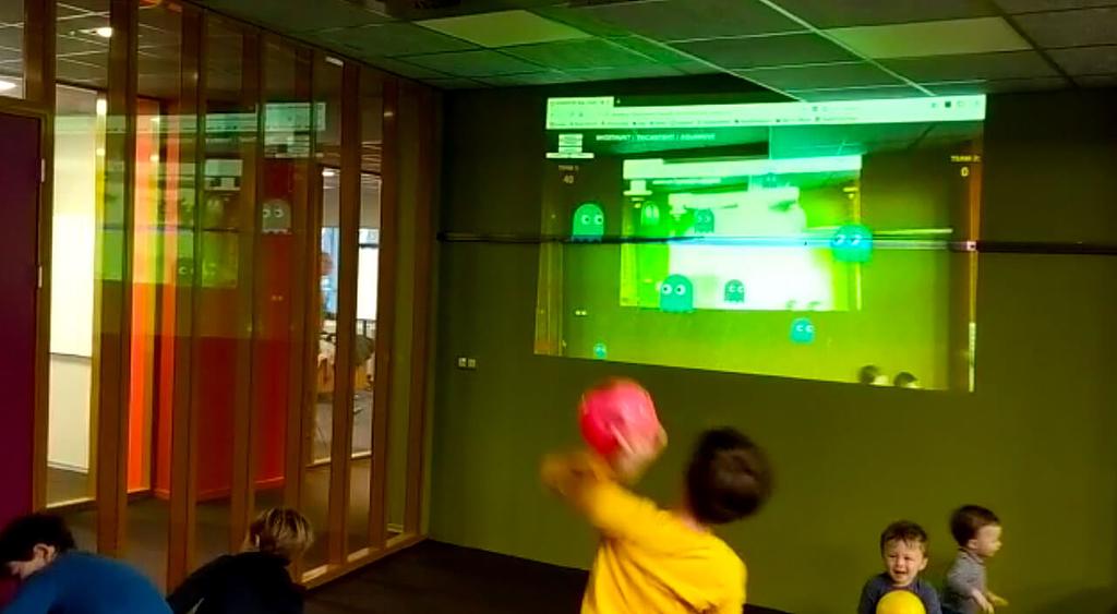Opensource beamer-webcam projection Interactieve play-wall